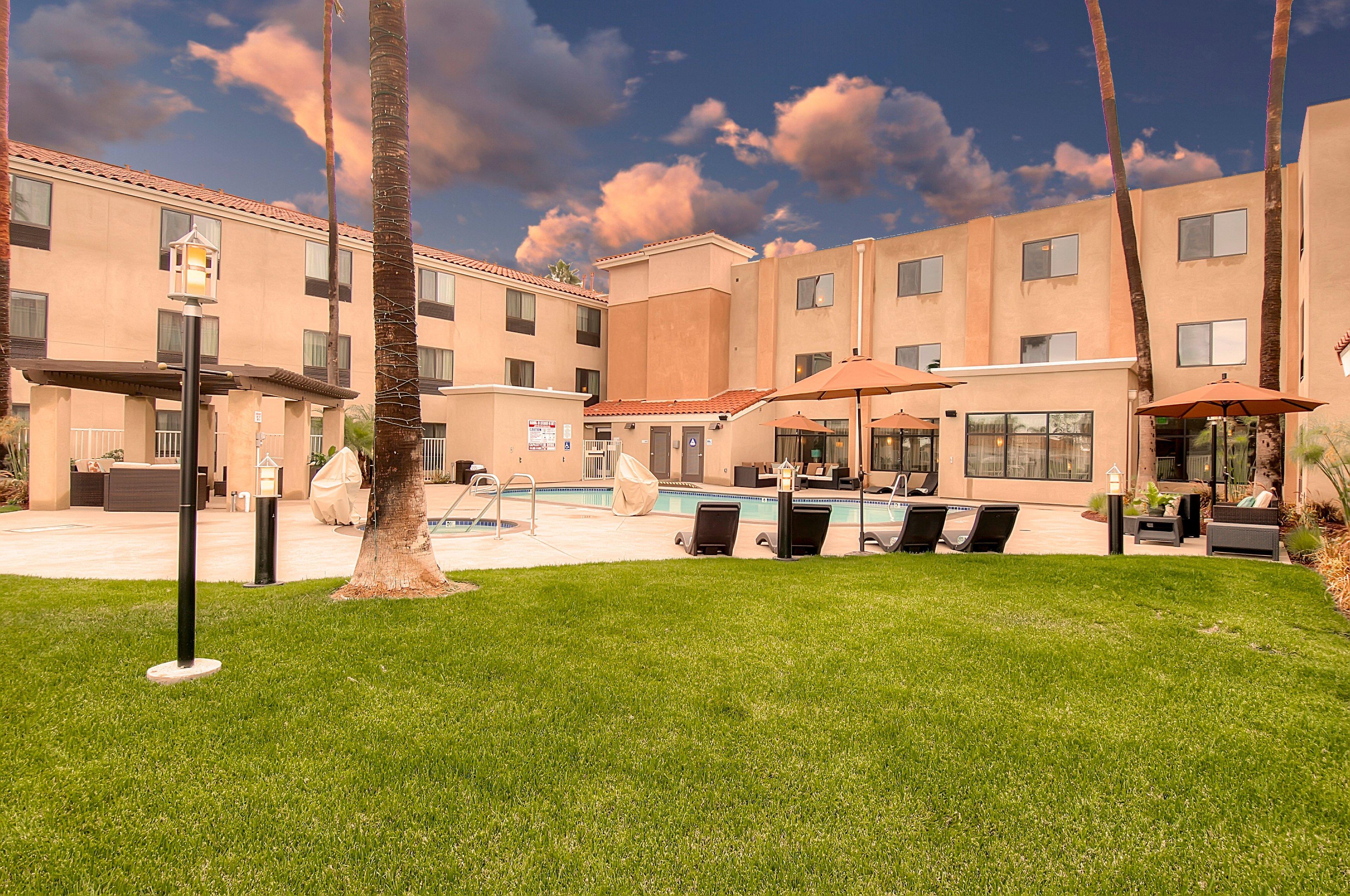 Holiday Inn Express Hotel & Suites Carlsbad Beach By Ihg Exterior photo