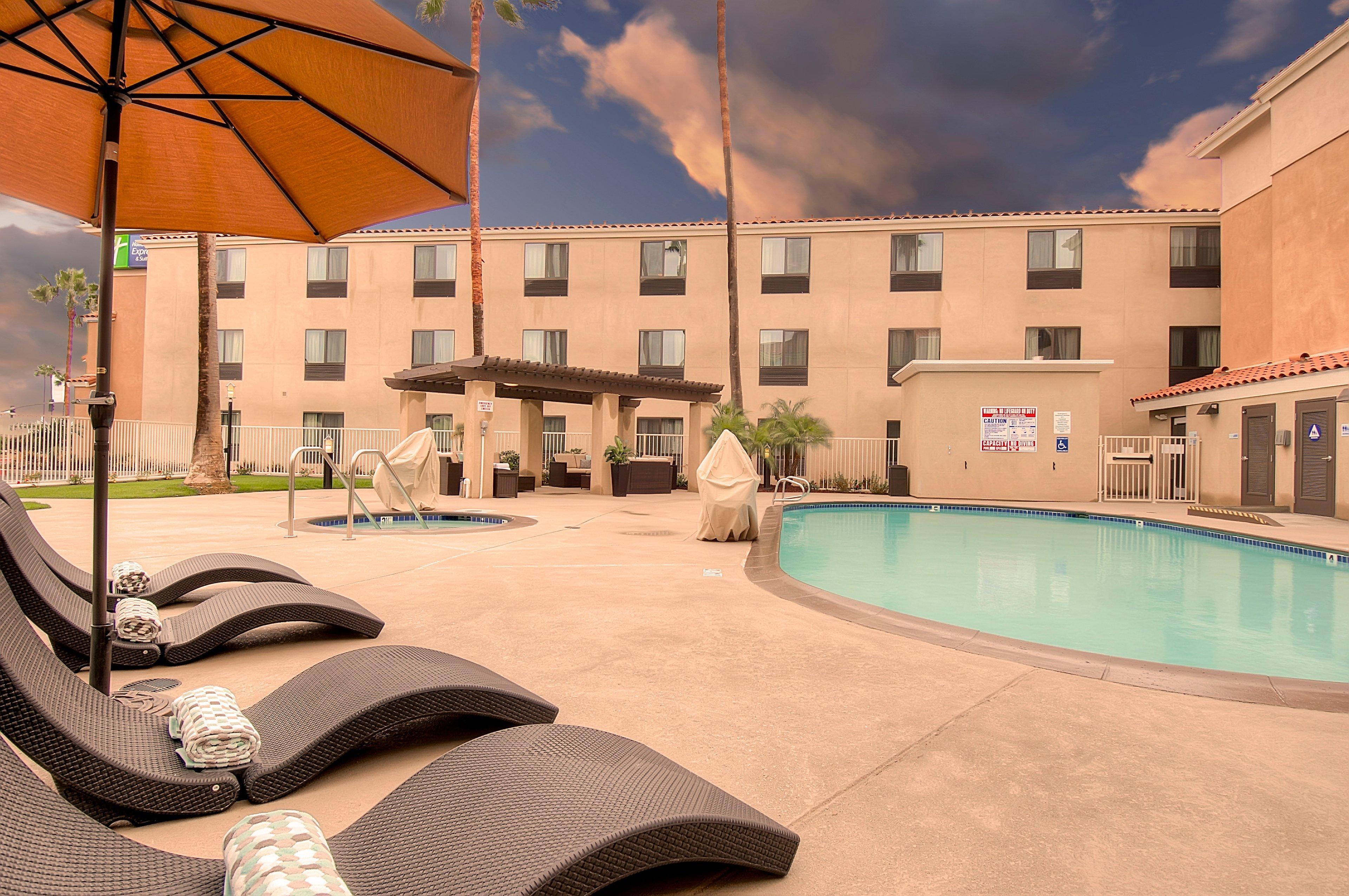 Holiday Inn Express Hotel & Suites Carlsbad Beach By Ihg Exterior photo