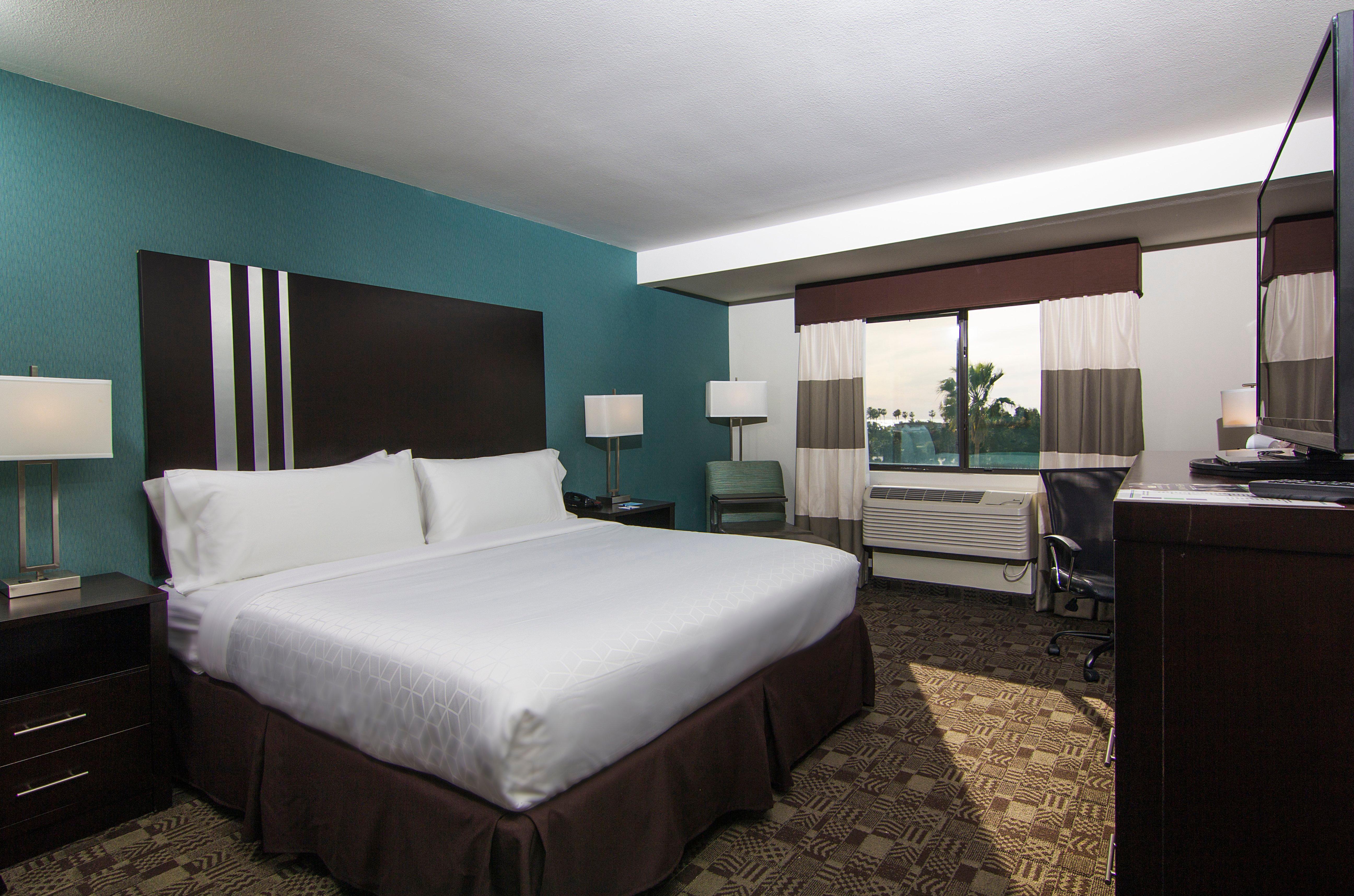 Holiday Inn Express Hotel & Suites Carlsbad Beach By Ihg Exterior photo