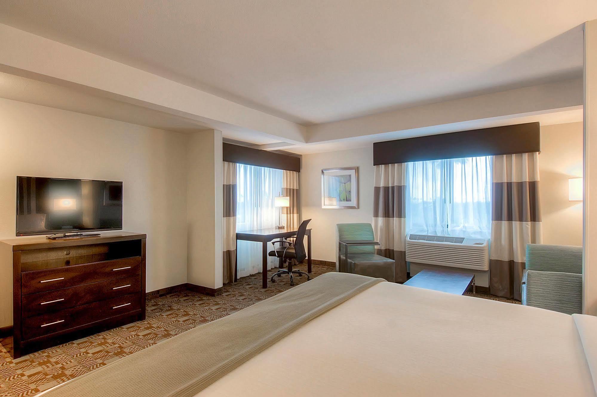 Holiday Inn Express Hotel & Suites Carlsbad Beach By Ihg Exterior photo