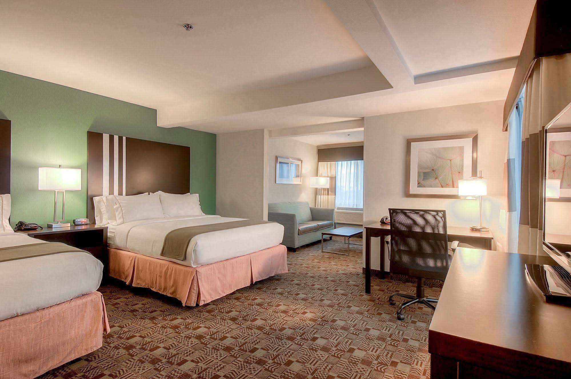 Holiday Inn Express Hotel & Suites Carlsbad Beach By Ihg Exterior photo
