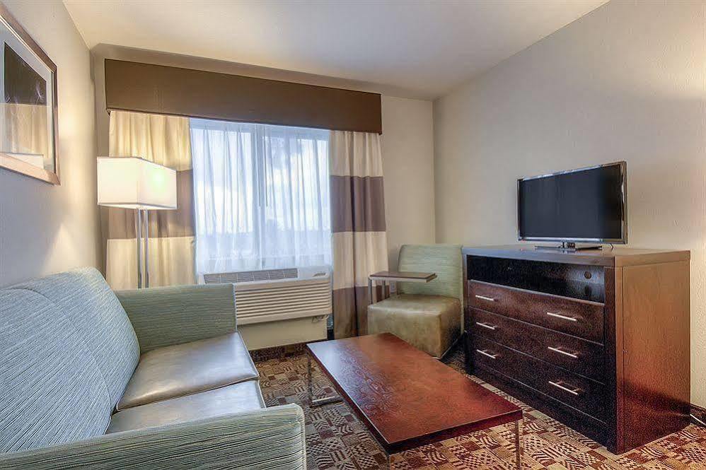 Holiday Inn Express Hotel & Suites Carlsbad Beach By Ihg Exterior photo